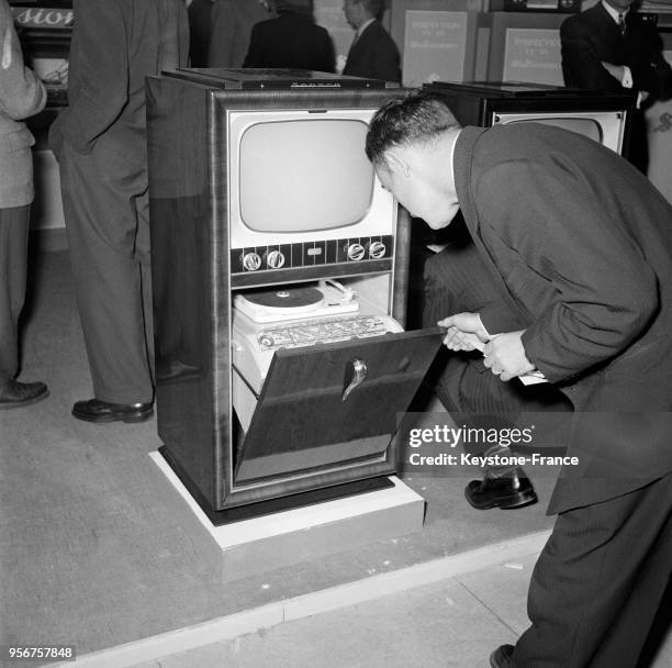 Présentation d'un meuble composé d'un poste de télévision-radio et d'une platine vinyle, au salon de la télévision et de la radio, à Paris, France,...