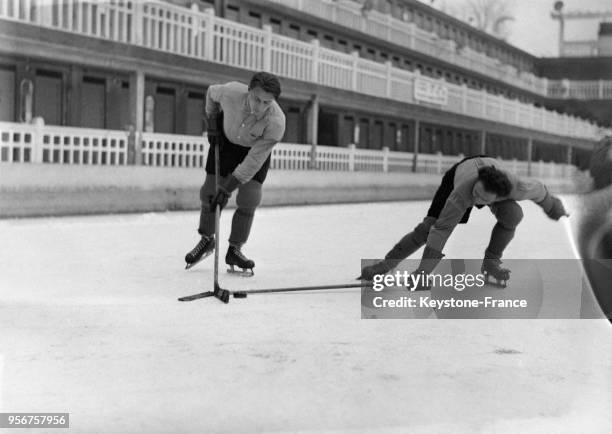 Match de hockey sur glace à la patinoire de la piscine Molitor à Paris, France, en décembre 1932.