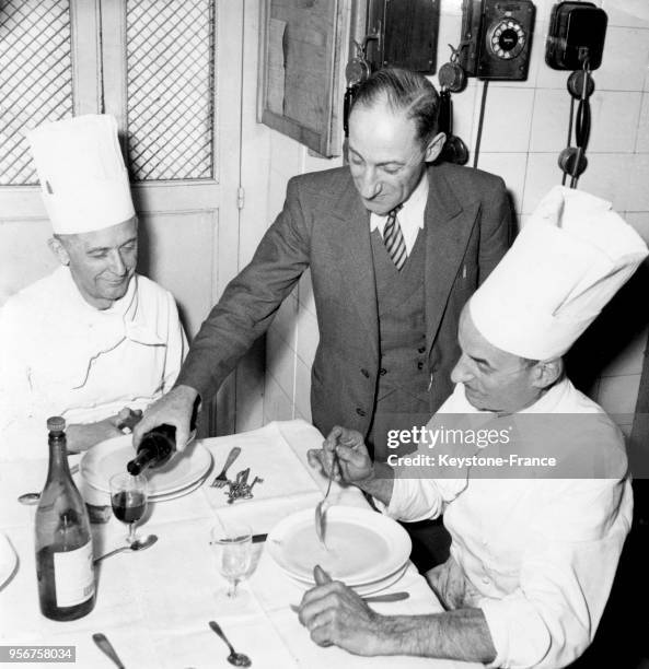 Le chef cuisinier, monsieur Victor, et le sous-chef, monsieur Lejour, de l'Hôtel Ritz, déjeunent après leur service, à Paris, France, en 1948.