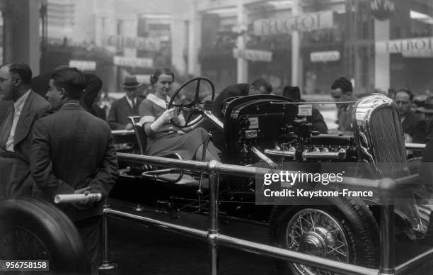 Pour la première fois depuis la création du Salon, une vendeuse au volant d'une voiture, à Paris, France le 5 octobre 1934.