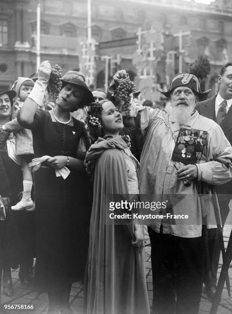 Le garde-champêtre de la Commune Libre de Montmartre offre une grappe à la Muse du Raisin, à ses côtés Mademoiselle Paris, à Paris, France le 7...