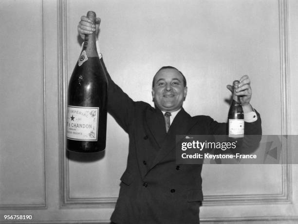 Présentation d'un magnum et d'une bouteille de champagne 'Moët et Chandon', à Paris, France en mars 1933.