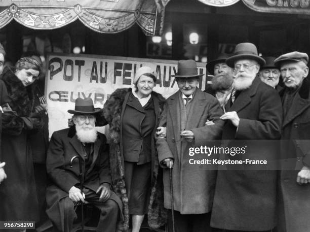 Distribution de pot-au-feu aux vieillards, à Paris, France en 1933.