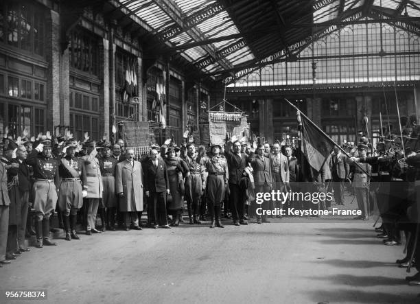 Cérémonie militaire en l'honneur des dignitaires italiens à leur arrivée à la Gare de Lyon à l'occasion d'une manifestation d'amitié franco-italienne...