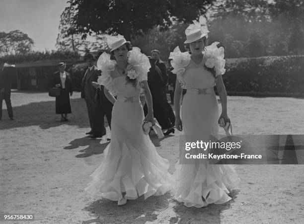 Des femmes vêtues avec élégance à l'hippodrome d'Auteuil, à Paris, France en 1935.