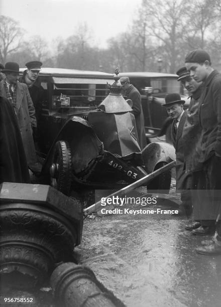 Un aspect de l'accident sur l'avenue des Champs Elysées qui n'a causé que des dégâts matériels, le chapeau du lampadaire est retombé juste sur le...