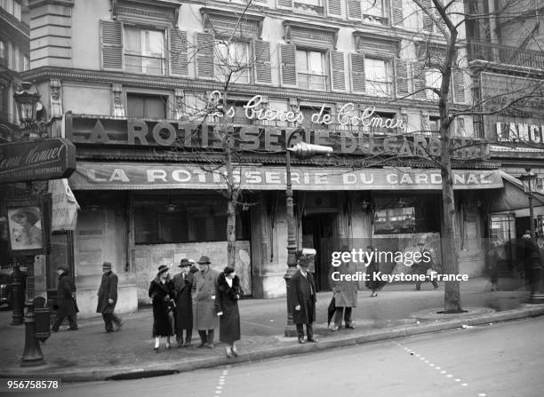 Le célèbre café des boulevards, 'La Rotisserie du Cardinal' qui vient de fermer, à Paris, France le 2 février 1935.