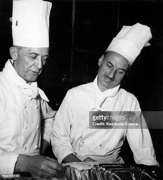 Le chef cuisinier, monsieur Victor, et le sous-chef, monsieur Lejour, de l'Hôtel Ritz, à Paris, France, en 1948.