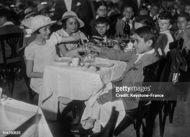 Déjeuner au Jardin d'Acclimatation, à Paris, France en 1934.