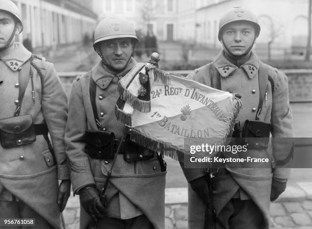 Le fanion du 24e régiment d'infanterie remis au 1er bataillon à la caserne de La Tour-Maubourg, à Paris, France en 1934.