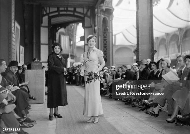 Défilé devant le jury du Concours d'élégance au Grand Palais à Paris, France en 1932.