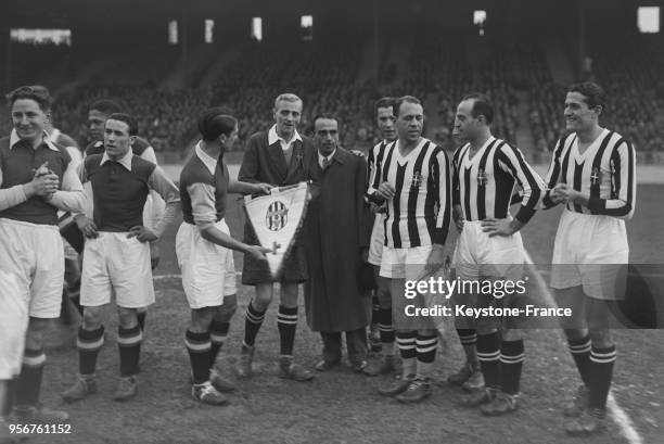 Les deux équipes 'Juventus' de Turin et l'Entente Red Star-Racing avant le début du match au Parc des Princes, à Paris, France le 5 mars 1935.
