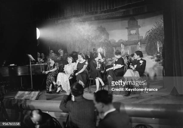 Concours de 'la femme qui fume le plus gracieusement du monde', à Paris, France en 1935.