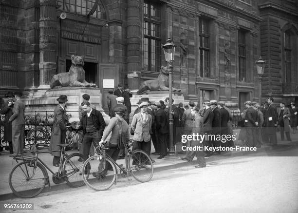 La foule des curieus au Pavillon de Flore à Paris, France en 1934.