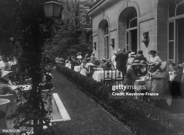 Déjeuner dans les jardins du Royal Monceau à Paris, France en juin 1934.