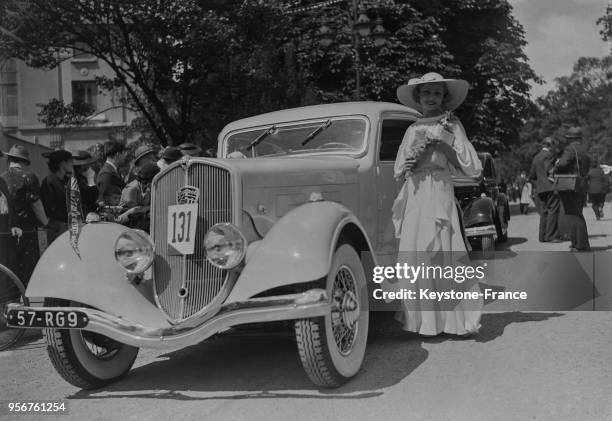 Une concurrente au concours d'élégance automobile à Paris, France en 1934.