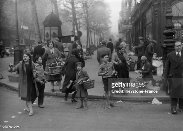 Les marchands de muguet sur les grands boulevards, à Paris, France le 1 mai 1934.
