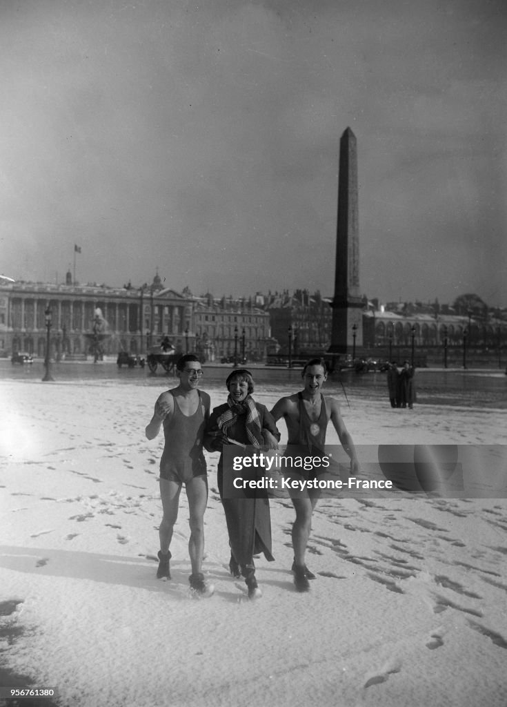 Des nudistes dans Paris enneigé