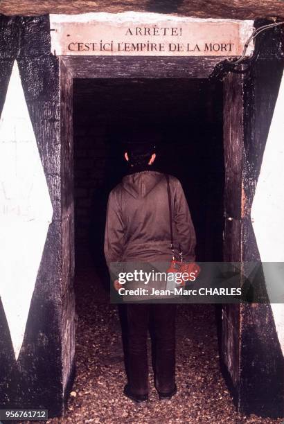 Entrée du musée des catacombes avec l'inscription ?Arrête! Ici c'est l'empire de la Mort?, sur la place Denfert-Rochereau à Paris, en septembre 1987,...