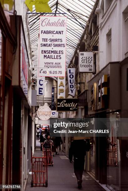 Le passage du Caire, dans le quartier du Sentier, à Paris, en juin 1987, France.