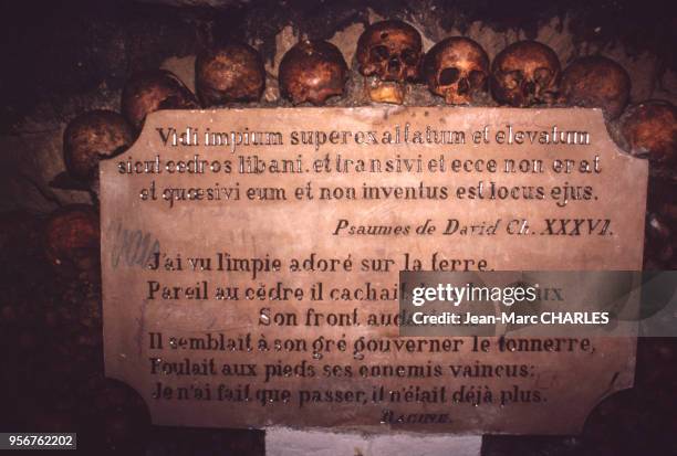 Inscrtiption sur une plaque dans les catacombes de Paris, sous la place Denfert-Rochereau, en septembre 1987, France.