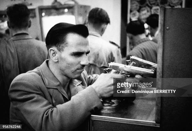 Jeu de tir au pistolet dans une salle de jeux du quartier de Pigalle à Paris, circa 1950, France.
