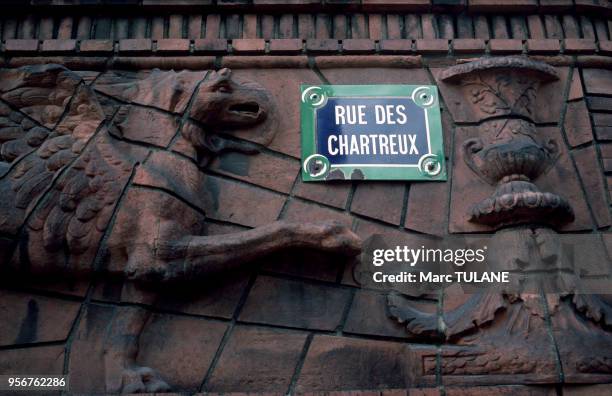 Panneau de la rue des Chartreux sur la frise de l'Institut d? art et d?archéologie, à Paris, en août 1993, France.