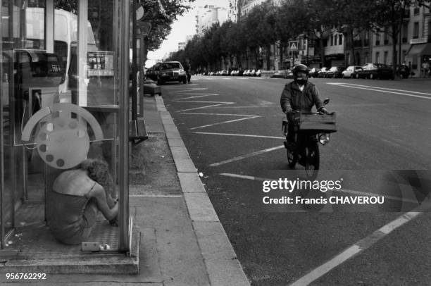 Prostituée dans une cabine téléphonique à Paris, en août 1992, France.