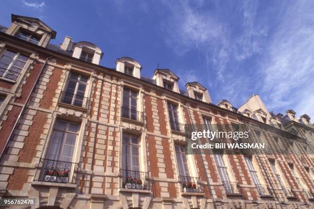 Façade d'un immeuble de la place des Vosges à Paris, en août 1983, France.