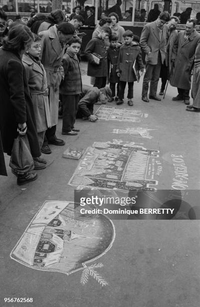 Dessin à la craie sur le sol, dans une rue de Paris, circa 1960, France.