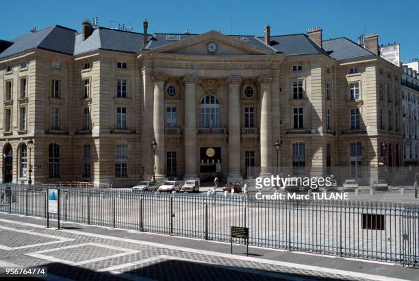 La mairie du 5e arrondissement de Paris, sur la place du Panthéon, en juillet 1988, France.