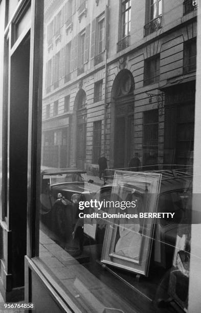 Vitrine d'une galerie d'art à Paris, circa 1960, France.