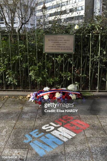 Plaque commémorative en mémoire du policier Ahmed Merabet vicitme des attentats des frères Kouachi sur le boulevard Richard Lenoir et inscription 'Je...