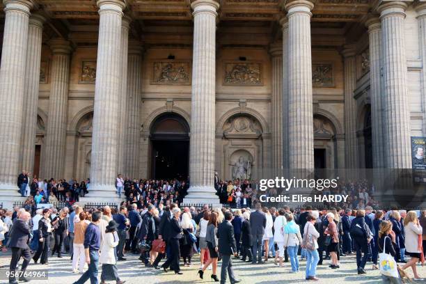 Foule venue rendre hommage à Mireille Darc à la sortie de l'église Saint Sulpice, 1er septembre 2017, Paris, France.