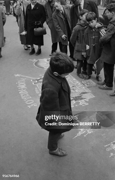 Dessin à la craie sur le sol, dans une rue de Paris, circa 1960, France.