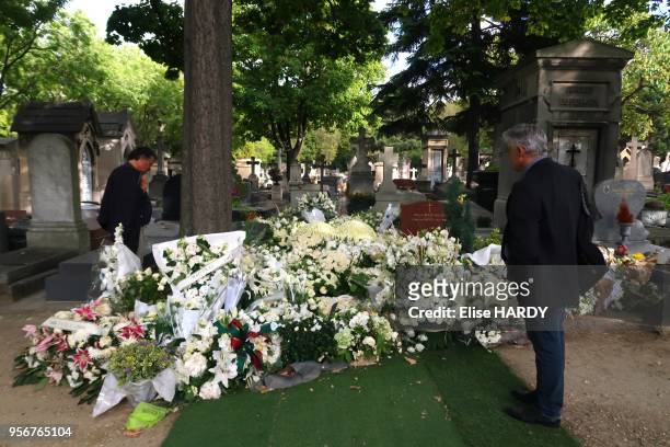 Bouquets de fleurs sur la tombe de Mireille Darc dans le cimetière de Montparnasse, 1er septembre 2017, Paris, France.