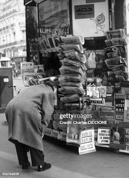 Kiosque à journaux à Paris, France.