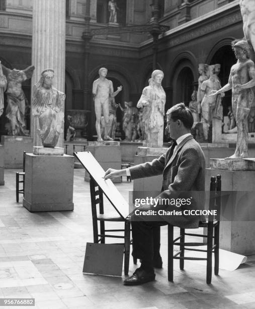 Etudiant de l'école des Beaux-Arts dessinant une statue, à Paris, France.