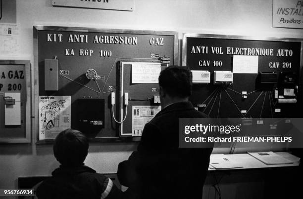 Panneaux d'exposition d'alarmes et de bombes lacrymogène au salon professionnel de la sécurité, à Paris, France.