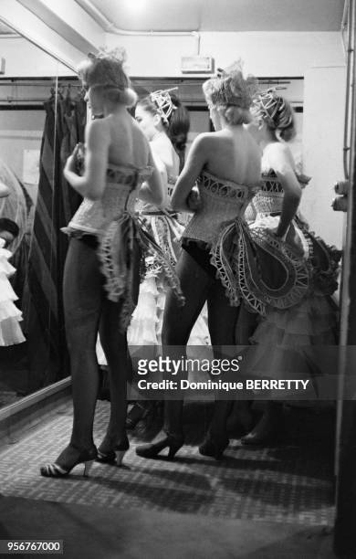 Danseuses se préparant dans les coulisses d'un cabaret à Paris, France.