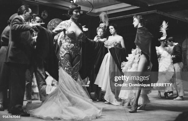 Danseuses se préparant dans les coulisses d'un cabaret à Paris, France.