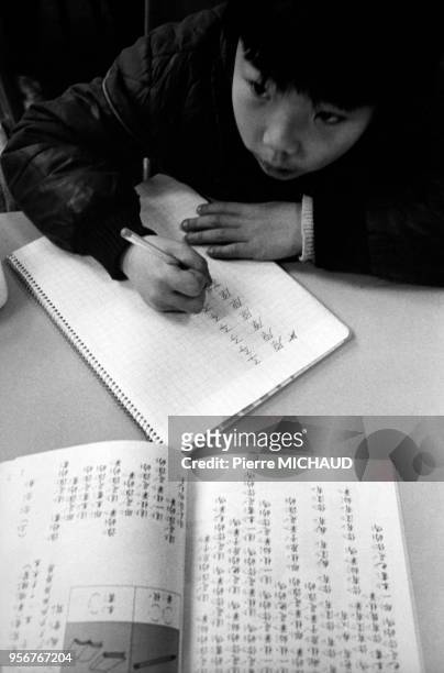 Enfant en cours de chinois à Paris, France.