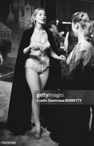 Danseuse se préparant dans les coulisses d'un cabaret à Paris, France.