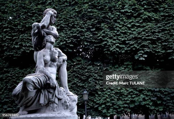 La statue ?Le Crépuscule? de Gustave Crauk, dans le jardin des Grands-Explorateurs Marco-Polo et Cavelier-de-la-Salle à Paris, France.