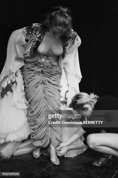 Danseuse se préparant dans les coulisses d'un cabaret à Paris, France.