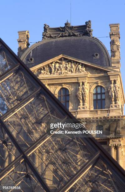 Vue de l'aile Richelieu et de la pyramide du musée du Louvre à Paris, France.