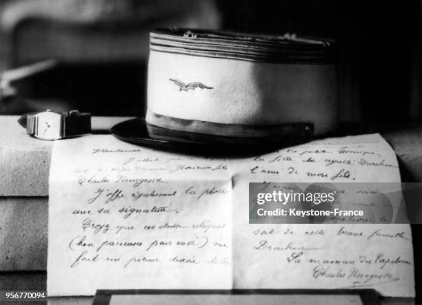 Le képi de Charles Nungesser, une lettre de Madame Nungesser et la montre de l'aviateur mis en vente au 'Gala des Ailes' organisé par l'Union de...
