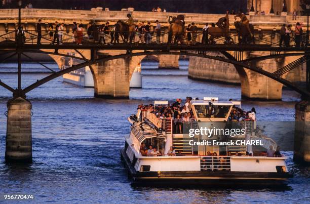 Bateau-mouche sous le pont des Arts à Paris, France.