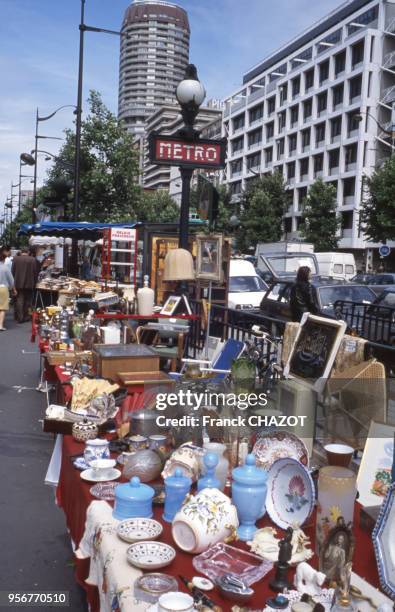 Brocante à la porte d'Ivry, à Paris, France.