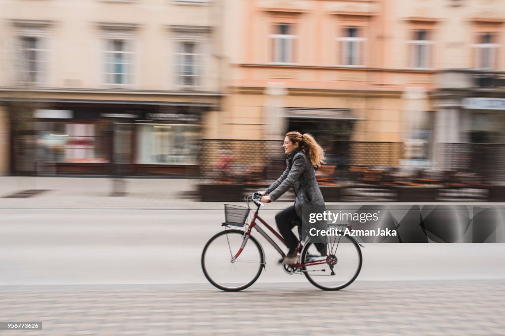 Zakenvrouw rijden met een fiets in de stad